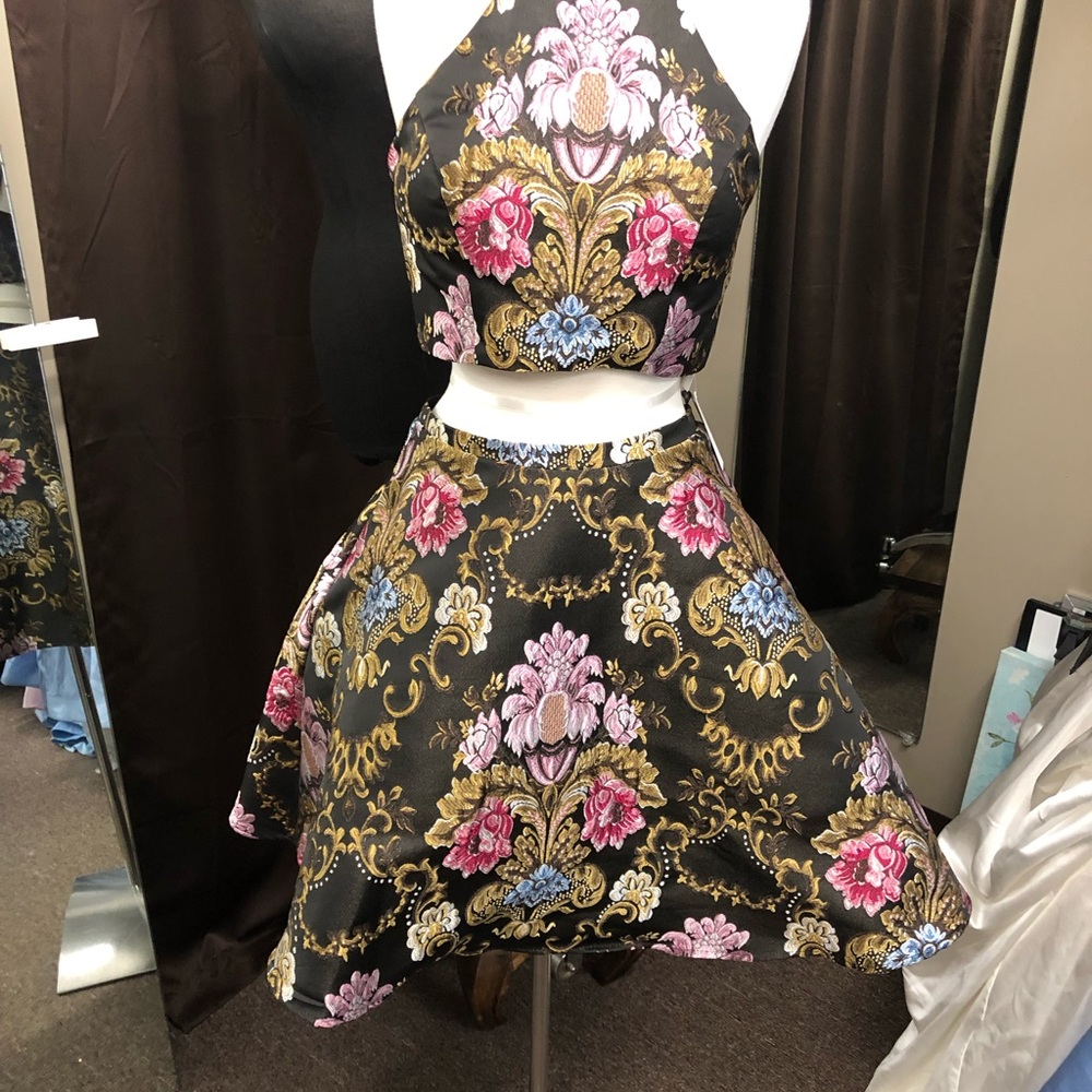 Short Homecoming Dress by Envious Couture Size 6 a 2 piece dress. FullAppliqué.